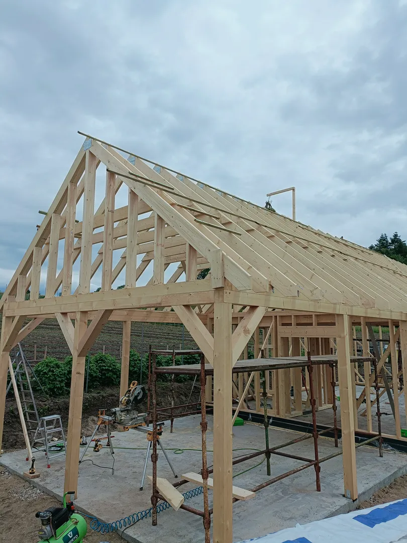 Szkieletowa konstrukcja drewnianego domku na betonowej płycie – Domki szkieletowe