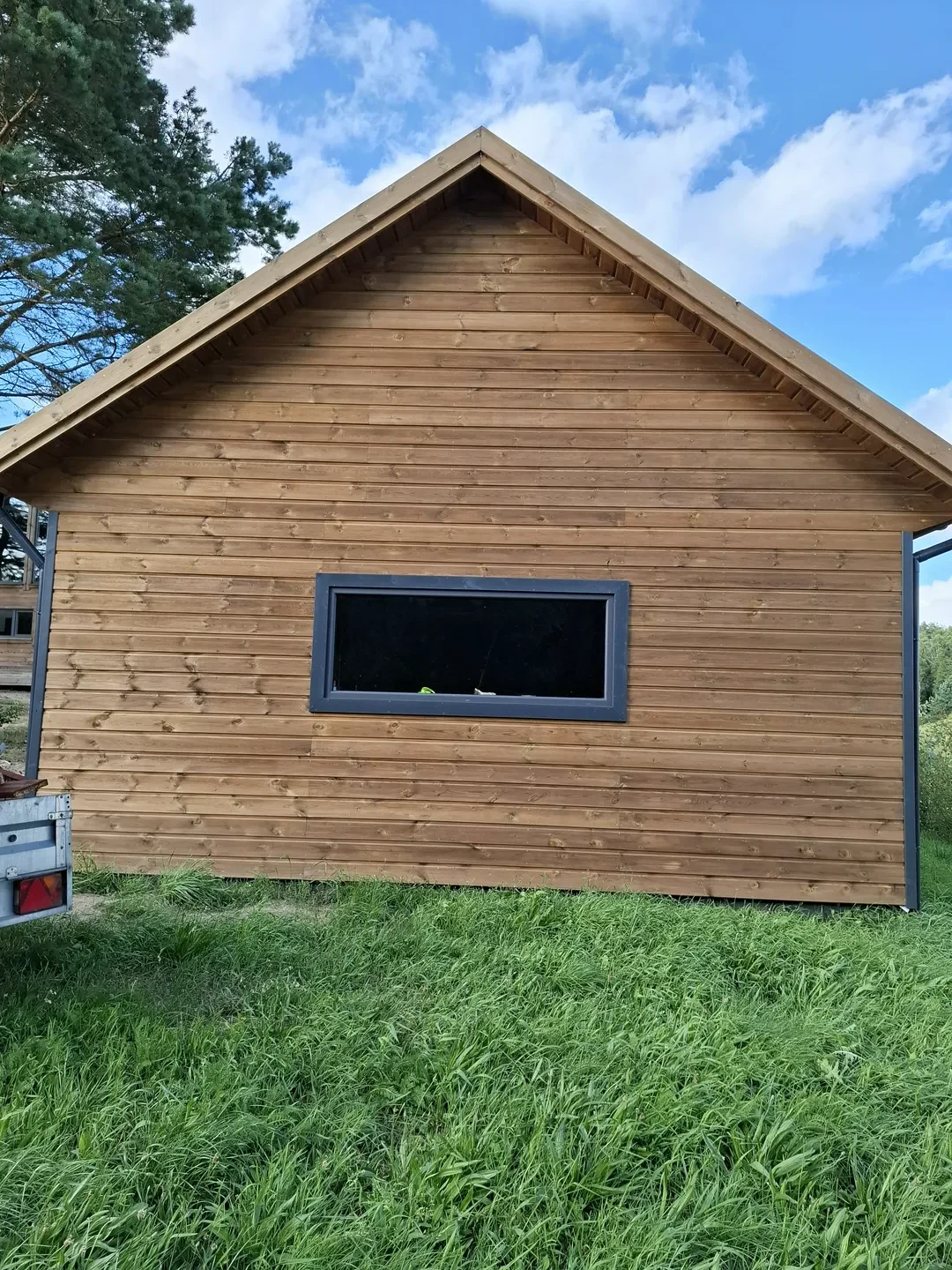 Elewacje drewniane domku ogrodowego z prostokątnym oknem