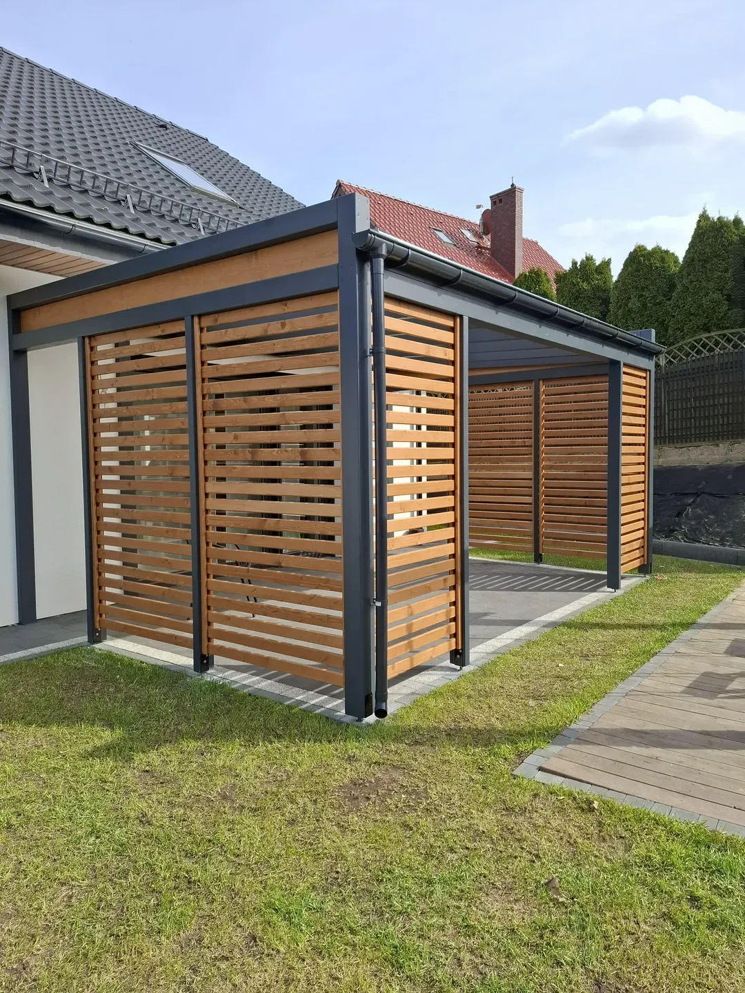 Nowoczesna wiata garażowa z drewnianymi żaluzjami i metalową konstrukcją