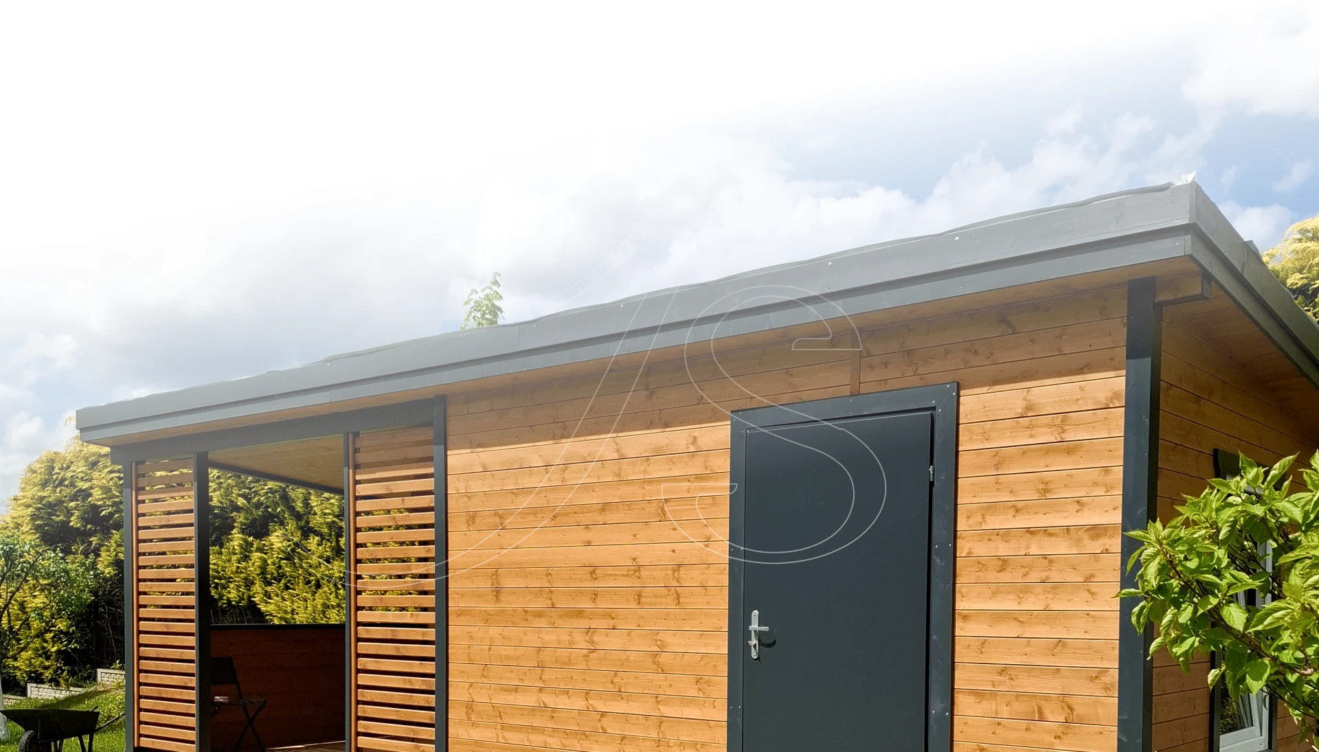 Domki ogrodowe drewniane z zadaszonym, częściowo otwartym tarasem i drewnianymi panelami osłonowymi