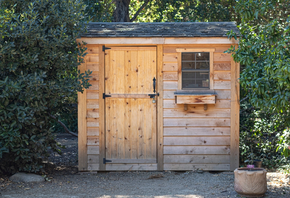Drewniany domek narzędziowy ogrodowy z oknem i zamykanymi drzwiami