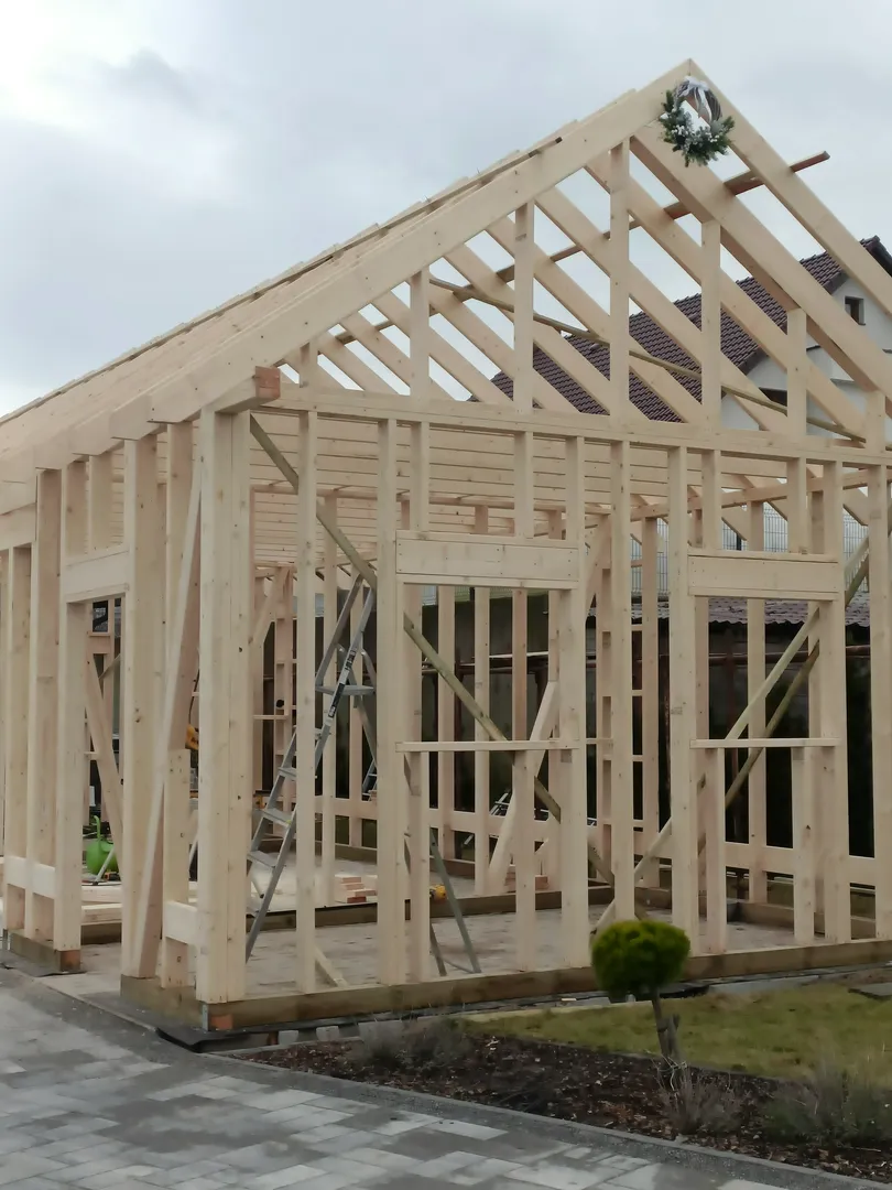 Szkielet drewnianego domku szkieletowego z widoczną konstrukcją dachową