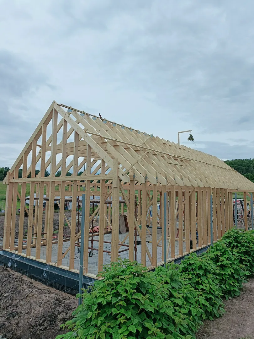 Konstrukcja w ramach usługi Domki szkieletowe z masywnych belek na betonowym fundamencie