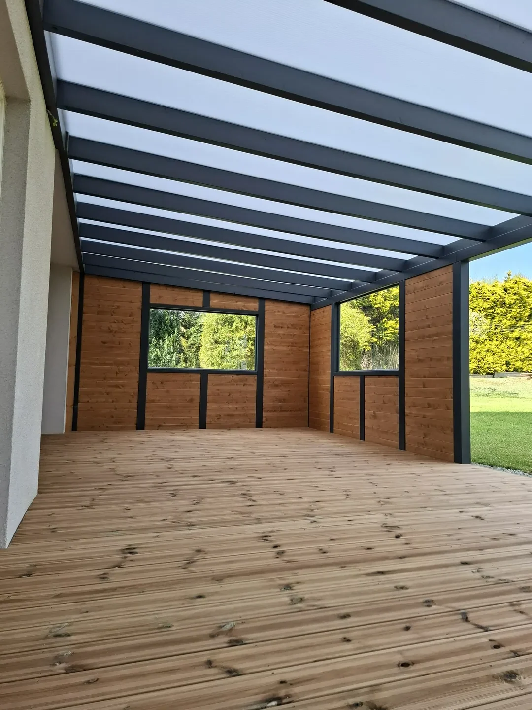 Zadaszenia tarasów z metalowymi belkami i drewnianą podłogą